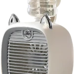 Mini ventilador refrigerador recargable con diseño de orejas, tanque de agua y rejilla frontal cromada.