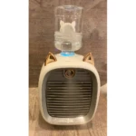 Mini ventilador refrigerador recargable blanco con diseño de gato y vapor de agua saliendo.