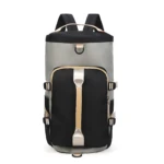 Mochila deportiva ajustable gris y negra con correa superior y bolsillos frontales.