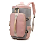 Mochila deportiva ajustable rosa y gris con compartimento frontal, ideal para gimnasio.