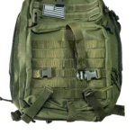 Mochila táctica militar verde 50L con parche de bandera americana, ideal para viajes y actividades al aire libre.