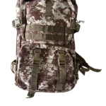 Mochila táctica militar 50L camuflada desierto para viaje con múltiples correas y hebillas.