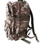 Mochila táctica militar camuflada 50L con múltiples compartimentos y correas ajustables.