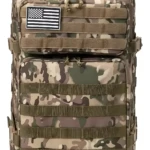 Mochila táctica militar 50L camuflada con insignia de bandera estadounidense, ideal para viajes.