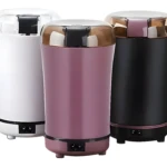 Molino eléctrico portátil para especias y granos, con diseño moderno en blanco, morado y negro.