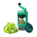Molino rallador cortador multifuncional verde creando espirales de pepino.