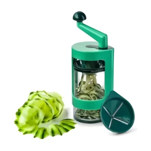 Molino rallador cortador multifuncional verde creando espirales de pepino.
