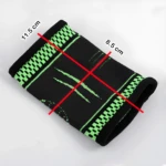 Muñequeras deportivas elásticas negras con diseño verde y medidas 11.5x8.5 cm.