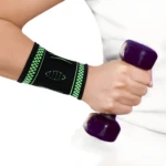 Muñequera deportiva elástica negra con detalles verdes, protege muñeca al levantar pesas en gimnasio.