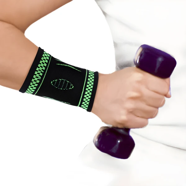 Muñequera deportiva elástica negra con detalles verdes, protege muñeca al levantar pesas en gimnasio.