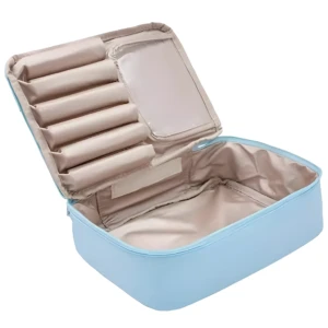 Neceser organizador de maquillaje de viaje en azul pastel con compartimentos interiores y banda para anillos.