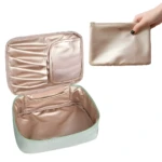 Neceser organizador de maquillaje para viaje, color menta con compartimentos internos y neceser adicional dorado.