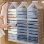 Organizador colgante de closet 12 niveles con blusas, camisas y ropa doblada.