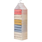 Organizador colgante de closet de 12 niveles con ropa enrollada en tonos pastel.