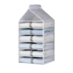 Organizador colgante de closet de 6 niveles con ropa doblada en tonos blanco y azul.