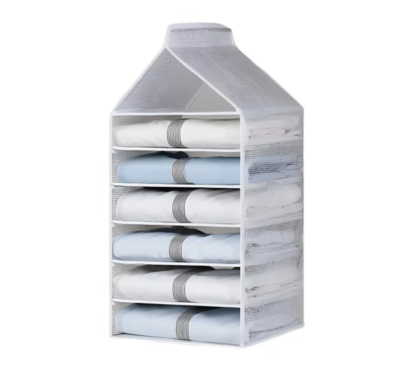 Organizador colgante de closet de 6 niveles con ropa doblada en tonos blanco y azul.