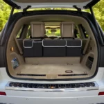 Organizador colgante para baúl de vehículo, se adapta al maletero con compartimentos.