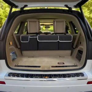 Organizador colgante para baúl de vehículo, se adapta al maletero con compartimentos.