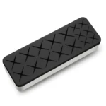 Organizador de maquillaje con 16 compartimentos en forma de cruz, base plateada y tapa negra.