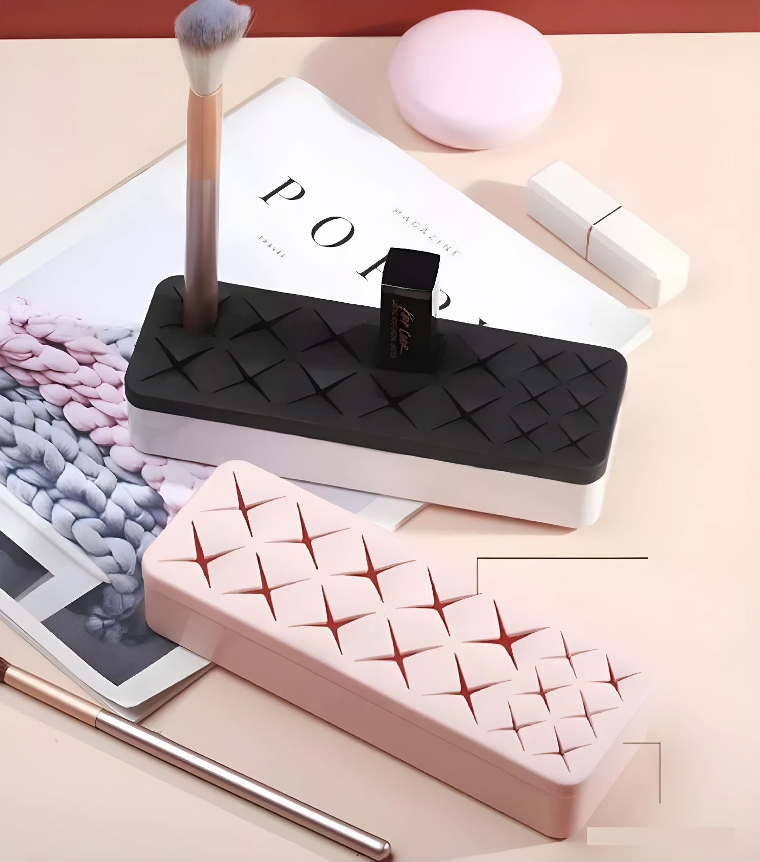 Organizador de maquillaje con compartimentos para labiales y brochas, color rosa y negro.