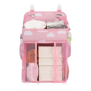Organizador colgante rosa para bebé con pañales, ropa y compartimentos de malla.
