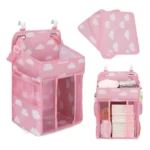 Organizador de bebé colgante rosa con nubes, ideal para pañales y accesorios de guardería.