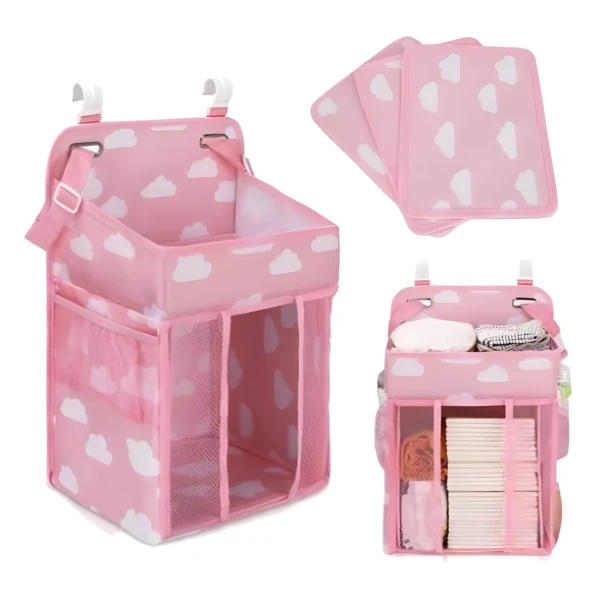 Organizador de bebé colgante rosa con nubes, ideal para pañales y accesorios de guardería.