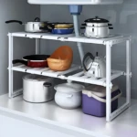 Estante organizador de cocina cromado de 2 niveles con ollas, sartenes y tetera.