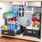 Organizador extraíble para debajo del fregadero con detergentes, botellas y recipientes de limpieza.