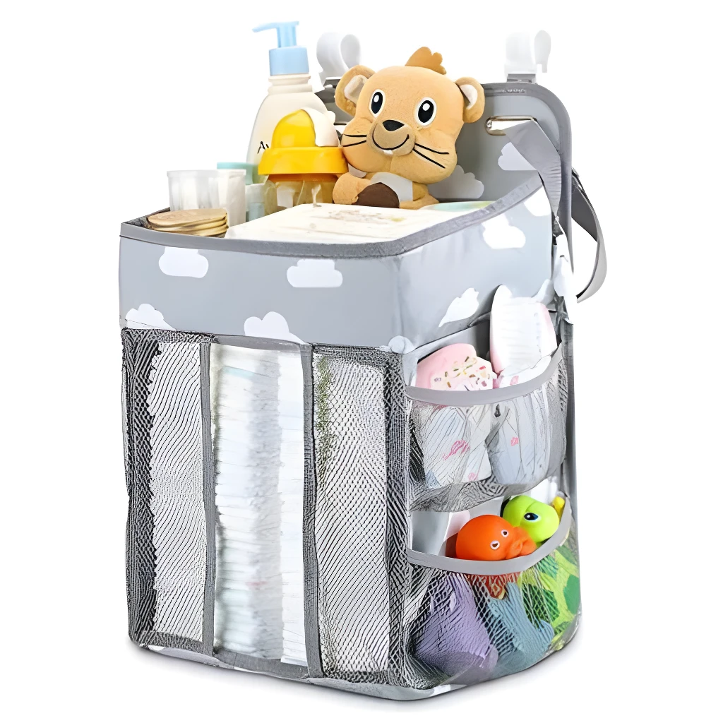 Organizador de cuna gris con nubes, lioncito, pañales y juguetes.