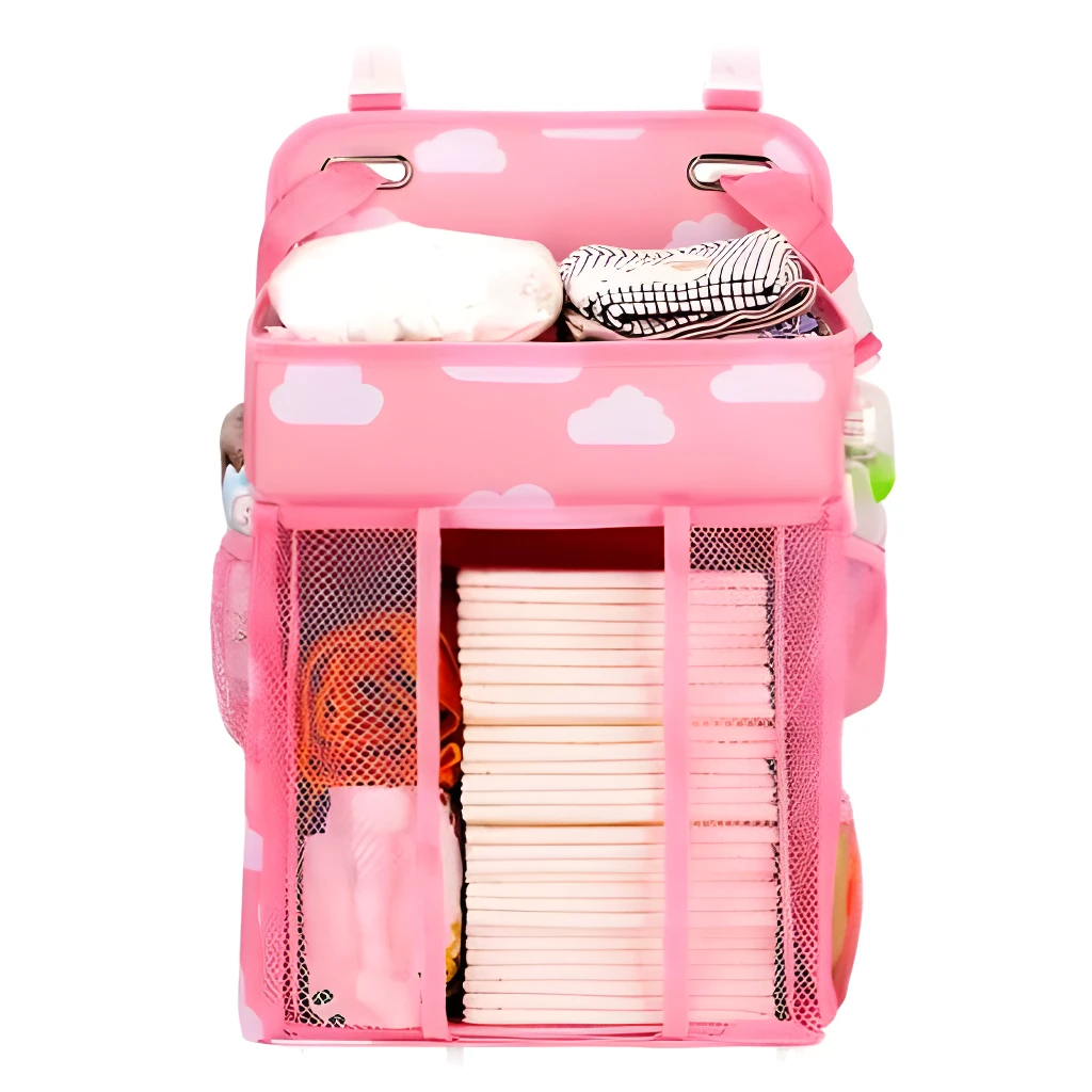 Organizador de cuna rosado con nubes, ideal para pañales y accesorios de bebé.