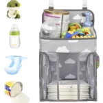 Organizador de cuna gris con nubes, para teteros, pañales, peluches y más.