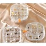 Organizadores de joyero transparente con compartimentos para anillos, aretes y otros accesorios.