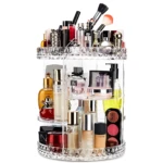 Organizador de maquillaje 360° con varios niveles, lleno de cosméticos, perfumes y brochas.