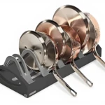 Organizador de ollas ajustable con sartenes de cobre y acero inoxidable, almacenamiento vertical.