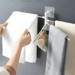 Organizador de toallas con brazos giratorios, ideal para colgar toallas y accesorios de baño.