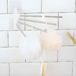 Organizador de toallas giratorio de pared con esponjas y cepillo para baño.