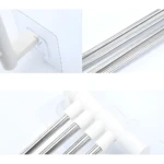 Toallero organizador de pared con barras cromadas y adhesivo resistente.