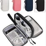 Organizador multiusos negro para baterías y cables, con compartimentos interiores y cremalleras.