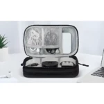 Organizador multiusos negro para baterías y cables, con compartimentos y malla.