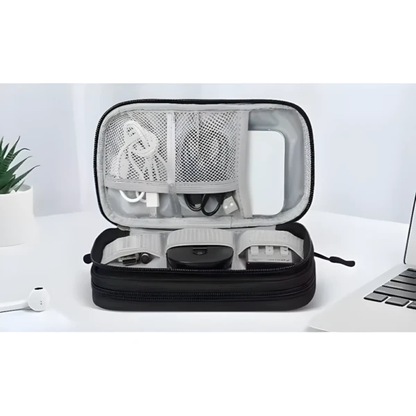 Organizador multiusos negro para baterías y cables, con compartimentos y malla.