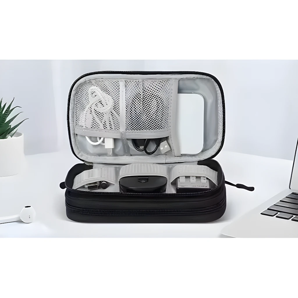 Organizador multiusos negro para baterías y cables, con compartimentos y malla.