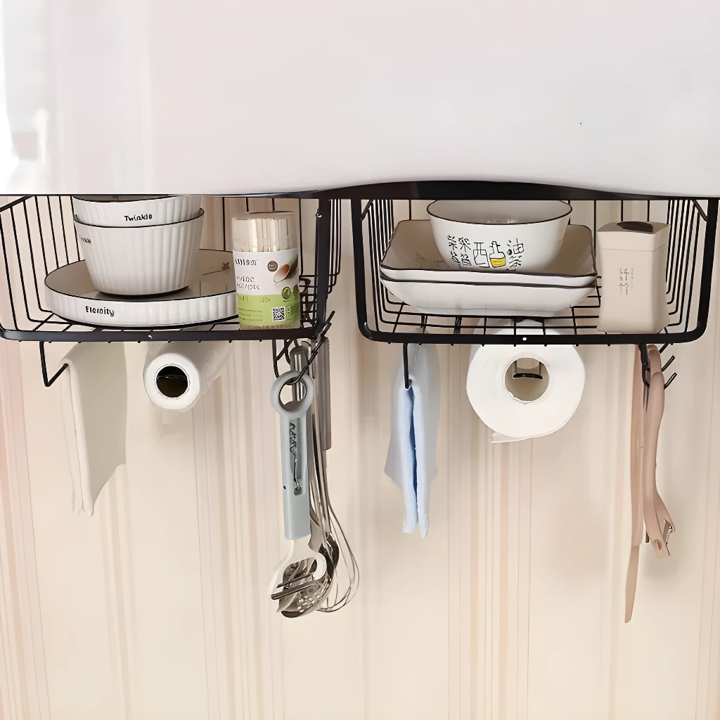 Organizador X1: Canastos metálicos con bowls, platos, servilletas, rollo de papel y utensilios colgantes.