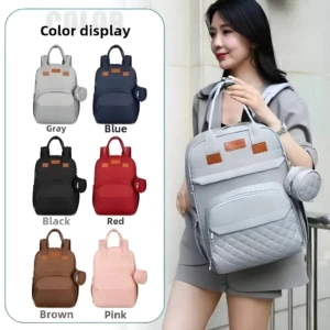 Pañalera gris moderna con monedero colgante, ideal para mamás.