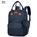 Pañalera azul con monedero colgante, correas acolchadas y detalle acolchado en la parte inferior.