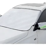 Parasol protector de parabrisas de automóvil blanco cubriendo el cristal delantero y espejos laterales.