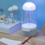 Parlante lámpara medusa Zo, luz LED y altavoz Bluetooth para escritorio, diseño moderno.