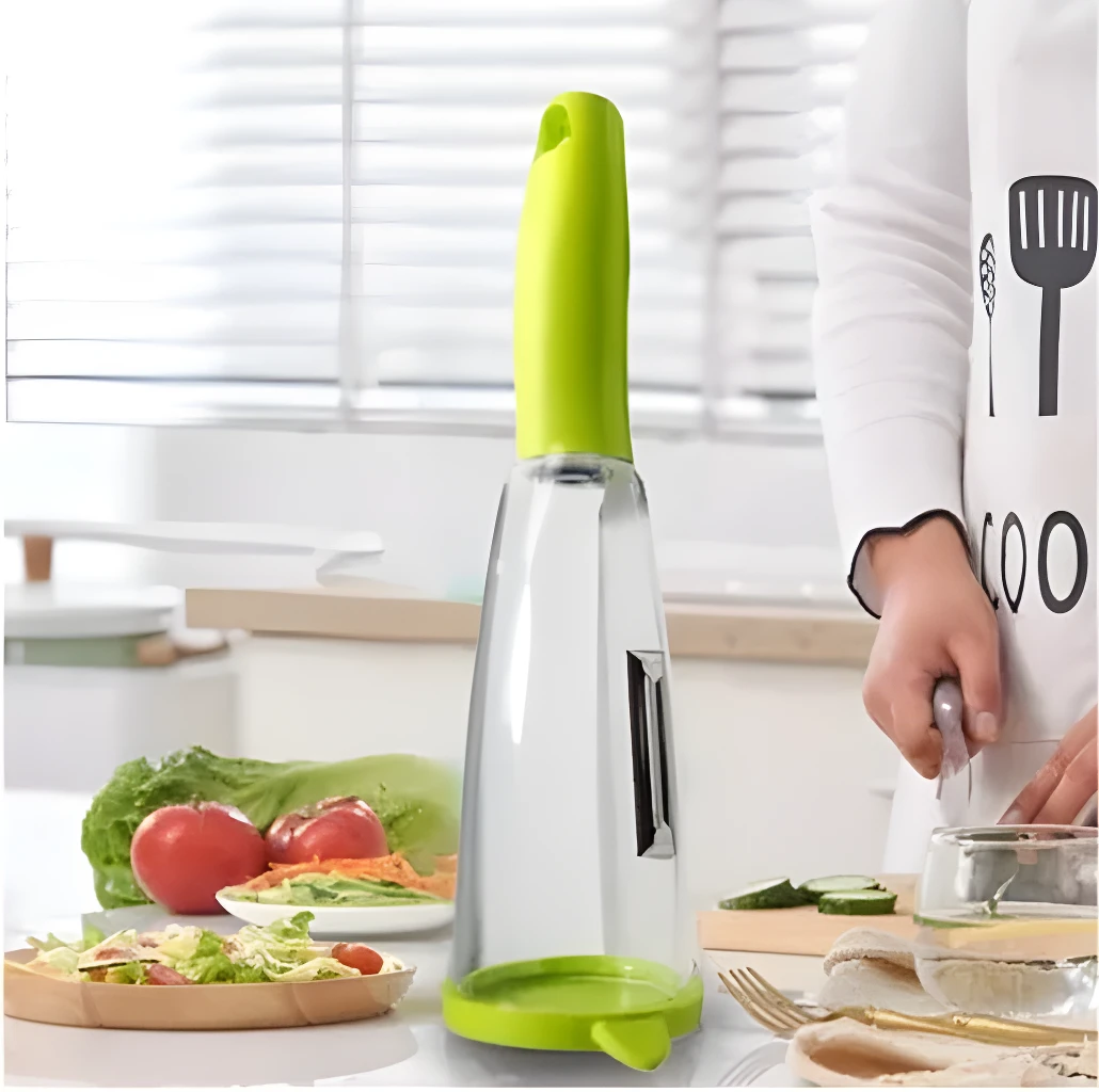 Pelador y rallador de papas y verduras con diseño ergonómico en cocina con ensalada y pepinos.