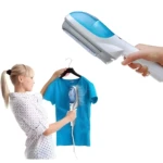 Plancha portátil Tobi para ropa: vaporiza camisas azules colgadas con facilidad.