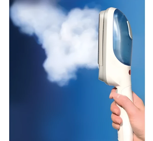 Plancha portátil Tobi expulsando vapor blanco sobre fondo azul cielo.